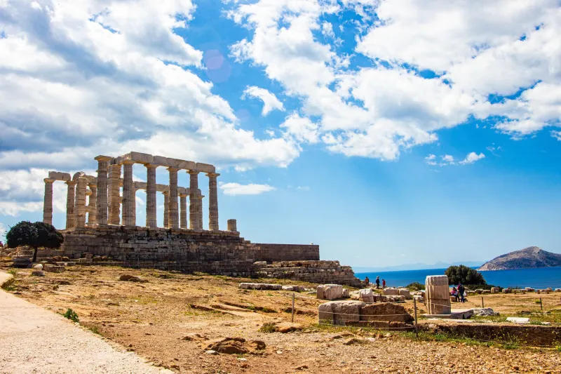 Όταν η Αμμουδιά Κρύβει Αρχαίους Θησαυρούς: Οι Παραλίες της Ελλάδας που Γράφουν Ιστορία